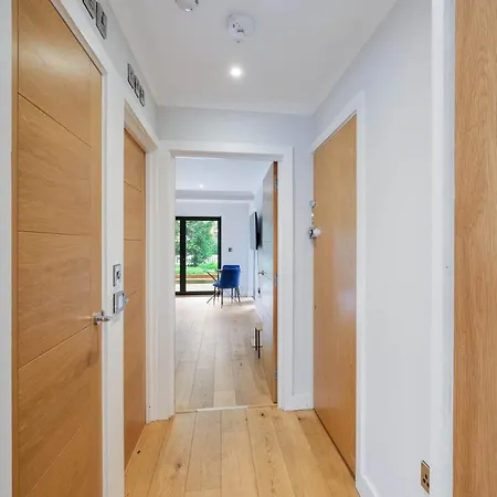 The Concord Modern 1 Bedroom Apartments Brentford Exterior photo