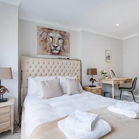 The Concord Modern 1 Bedroom Apartments Brentford Exterior photo
