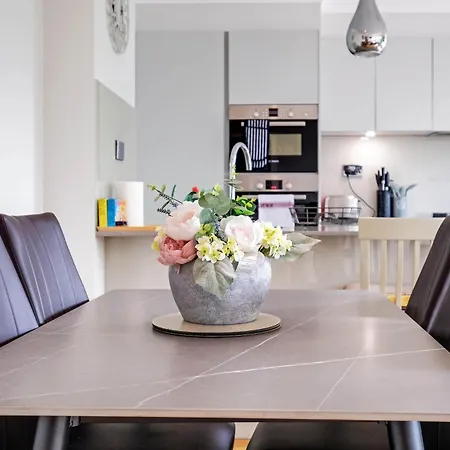 The Concord Modern 1 Bedroom Apartments Brentford Exterior photo