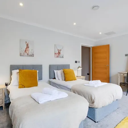 The Concord Modern 1 Bedroom Apartments Brentford Exterior photo
