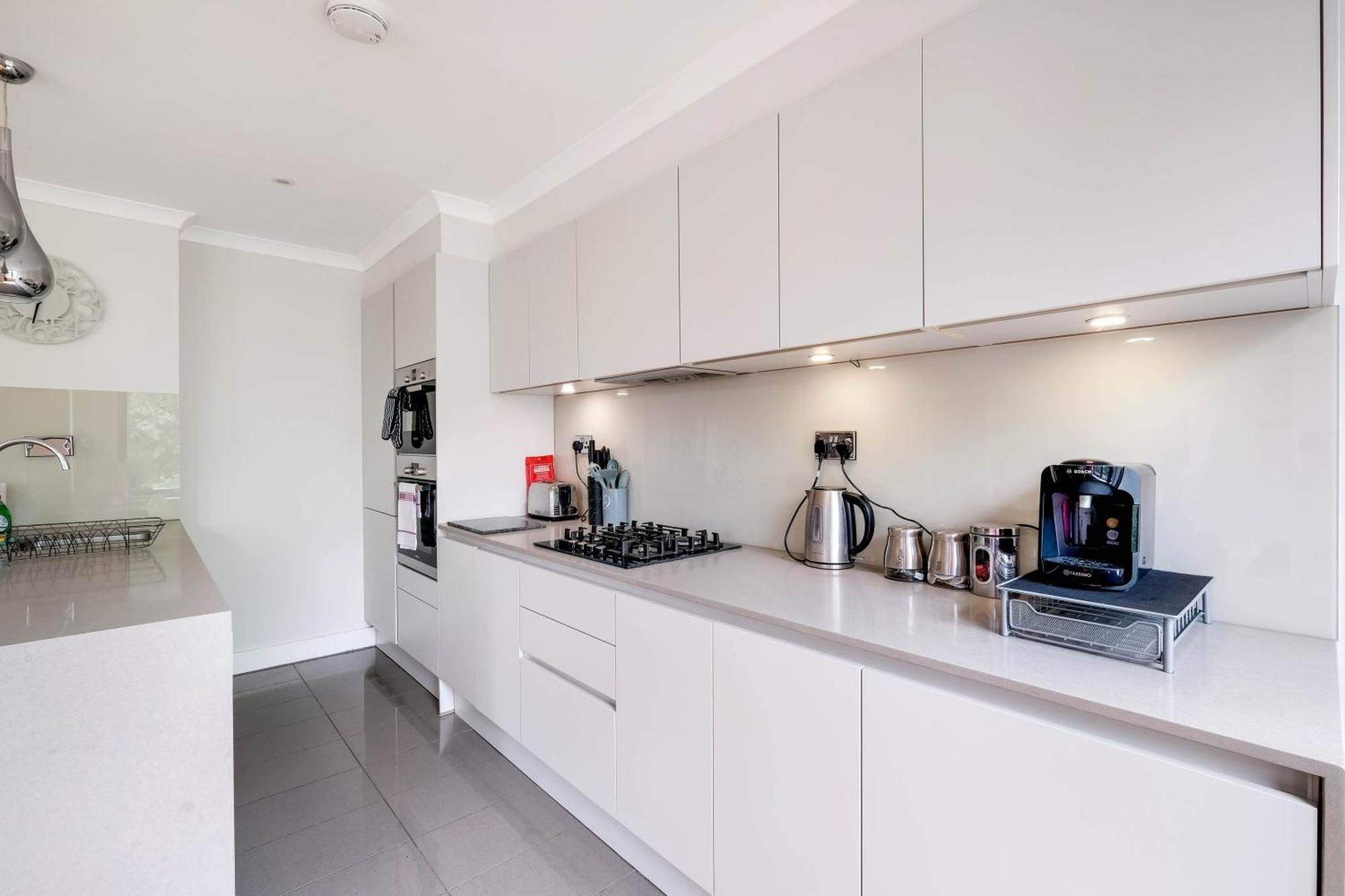 The Concord Modern 1 Bedroom Apartment Brentford