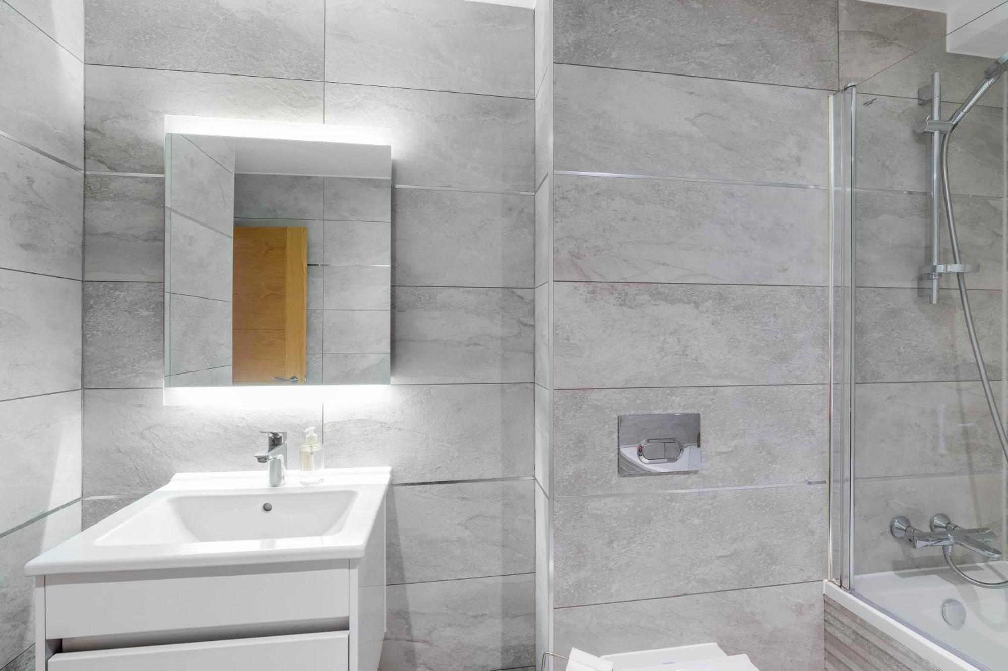 The Concord Modern 1 Bedroom Apartment *